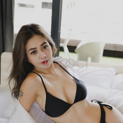Akiko torres – Available again . Happy Friday 🥰 book now . 