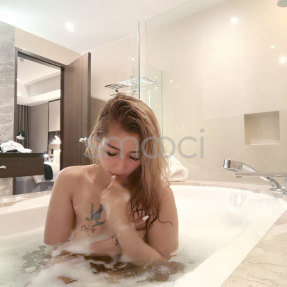 Amber –  🥂