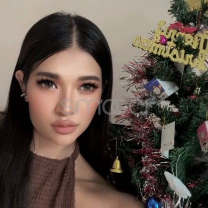 Gifezy – The little girl and the Christmas tree.