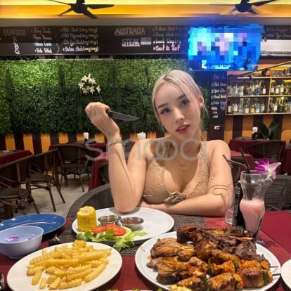 Lydia – Would you like a Dinner with serial sexy hunter like me? 