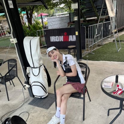 Mia – 😗