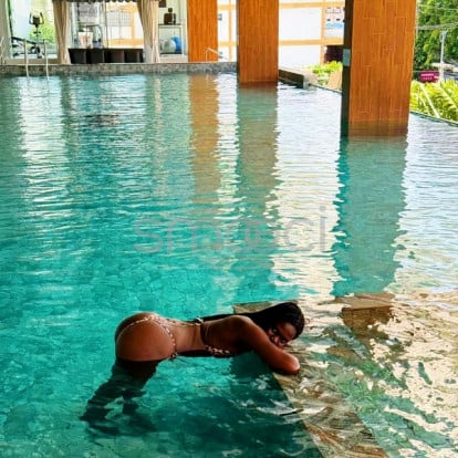 Nicki Nicki – Pool day
