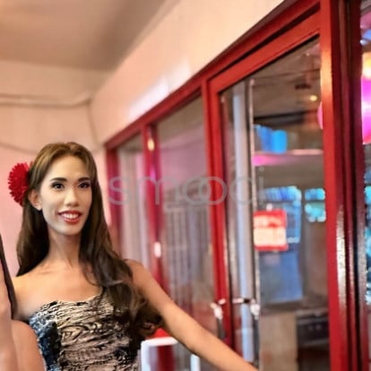 Queen Kendra – Hi I'm your big 🍆 versatile trans available tonight.