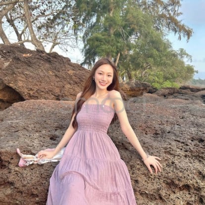 Sie – Available 
