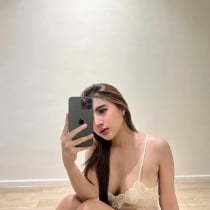 Pratiwi Smooci model